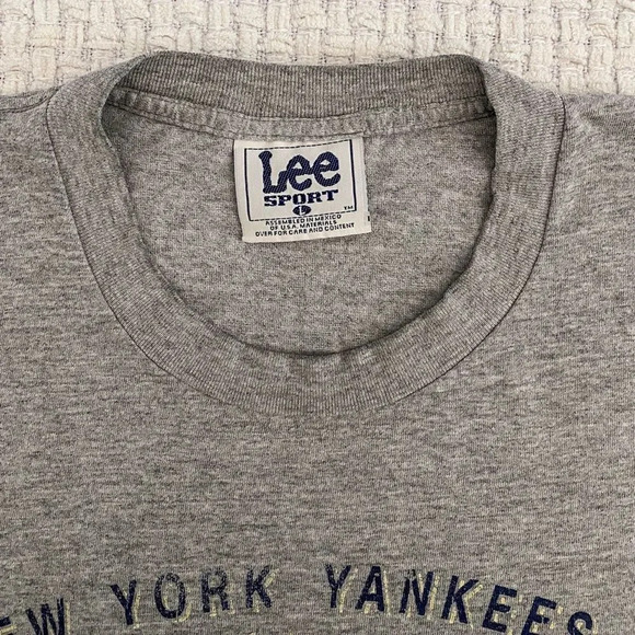 𝅺VINTAGE 90s New York Yankees T-Shirt - Picture 5 of 5